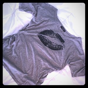 80s off the shoulder LIPS tshirt.